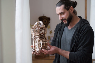 Ugears – Tourbillon - Tischuhr Sternengucker Mechanische Himmelsuhr | 3D Holzpuzzle - Lama Welt