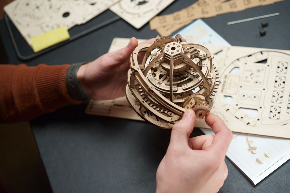 Ugears – Tourbillon - Tischuhr Sternengucker Mechanische Himmelsuhr | 3D Holzpuzzle - Lama Welt