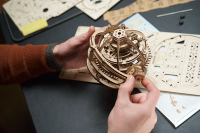 Ugears – Tourbillon - Tischuhr Sternengucker Mechanische Himmelsuhr | 3D Holzpuzzle - Lama Welt