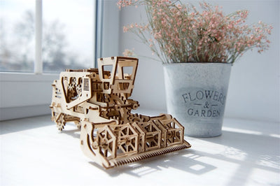 Ugears – Ugears Mähdrescher Holz Modellbausatz – 3D Puzzle | 3D Holzpuzzle - Lama Welt