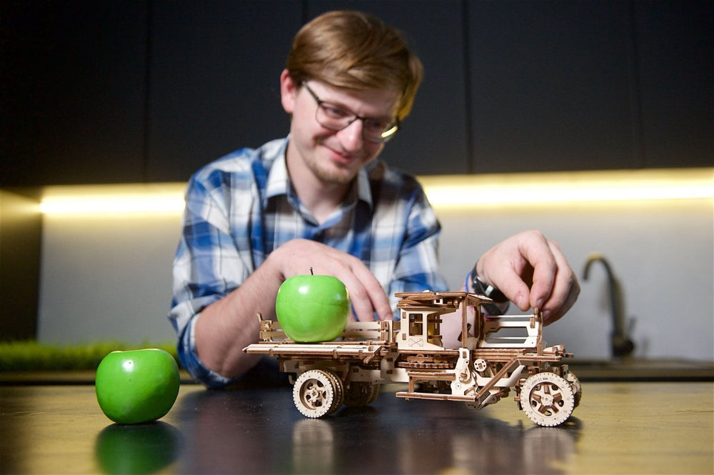 Ugears – Ugears Mechanischer Holz - Lkw Bausatz – 3D Modellbau | 3D Holzpuzzle - Lama Welt