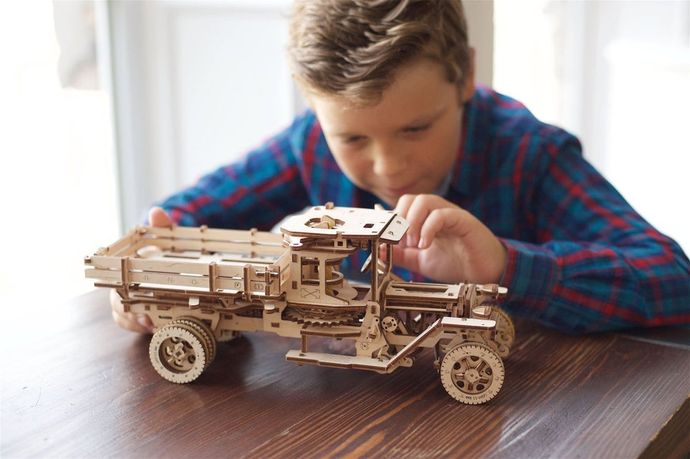 Ugears – Ugears Mechanischer Holz - Lkw Bausatz – 3D Modellbau | 3D Holzpuzzle - Lama Welt