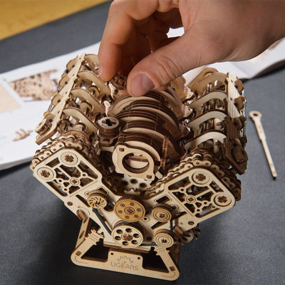 Ugears – V8 - Motor Triebwerk | 3D Holzpuzzle - Lama Welt