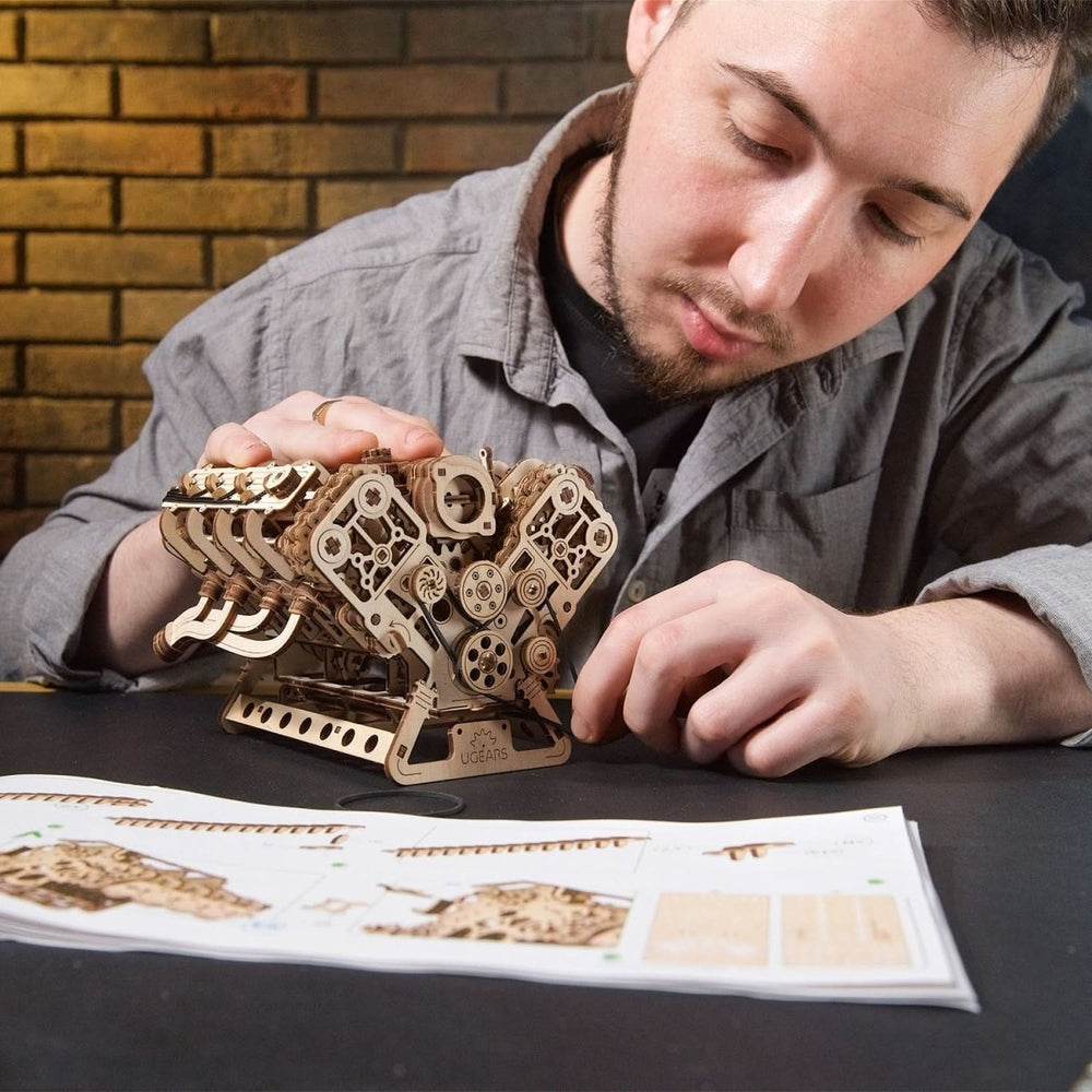 Ugears – V8 - Motor Triebwerk | 3D Holzpuzzle - Lama Welt