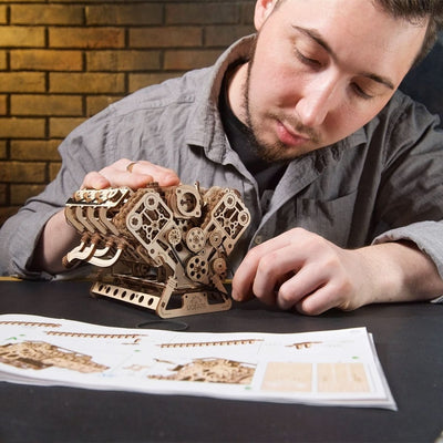 Ugears – V8 - Motor Triebwerk | 3D Holzpuzzle - Lama Welt