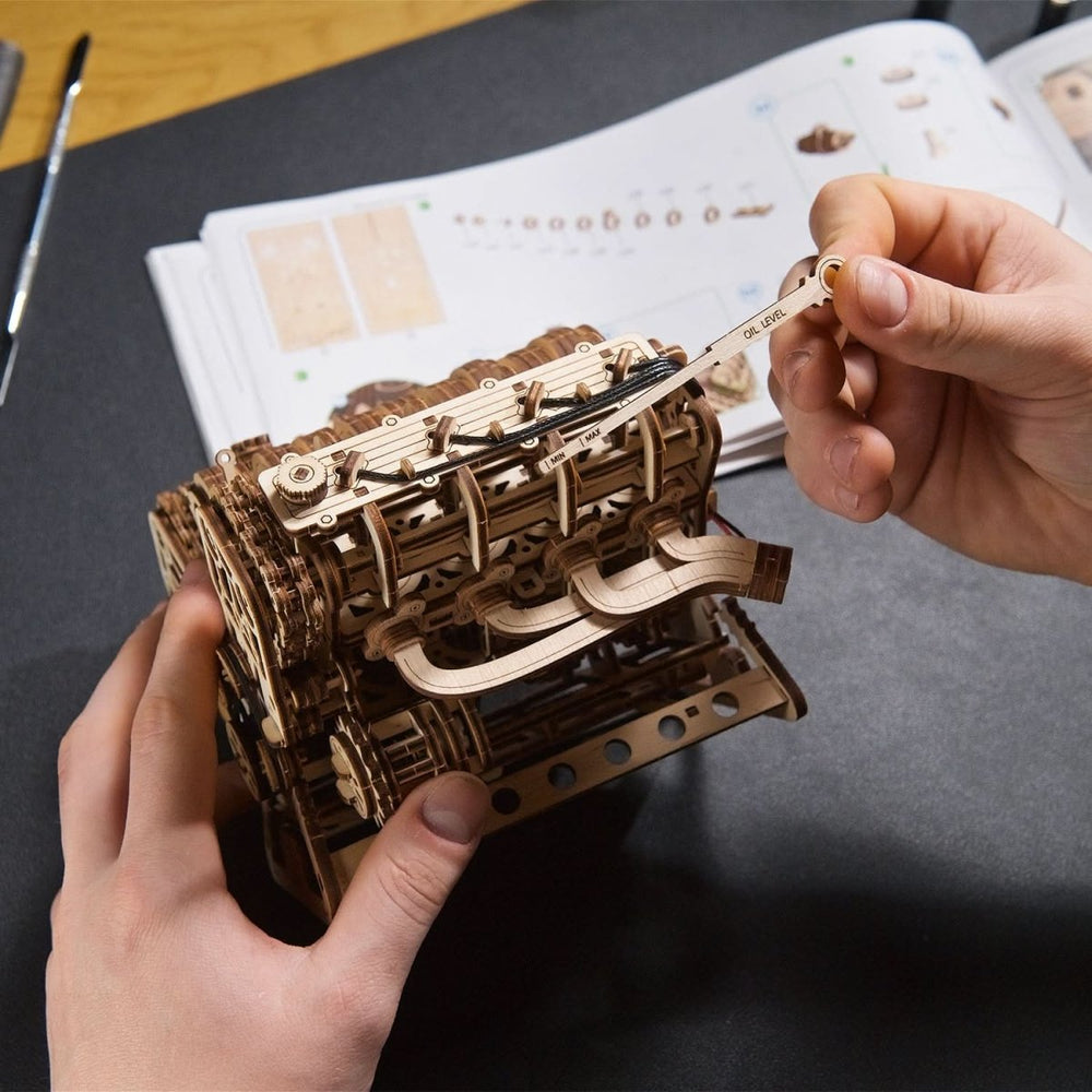 Ugears – V8 - Motor Triebwerk | 3D Holzpuzzle - Lama Welt