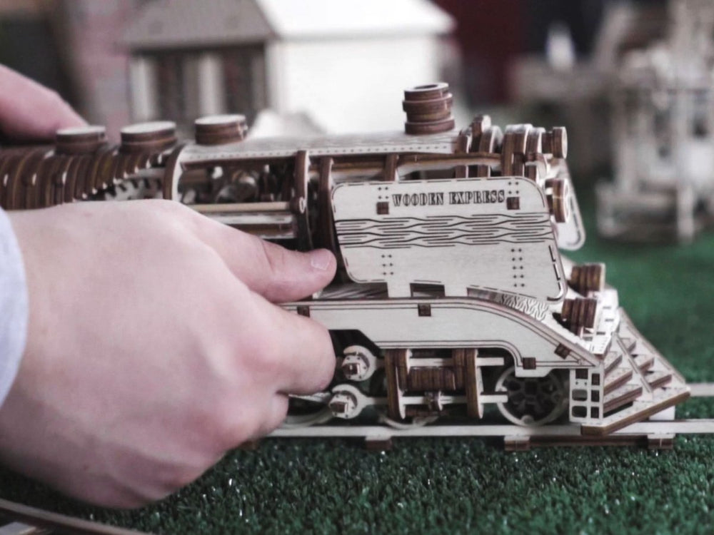 WOODEN.CITY – Holzexpress Mit Gleisen | 3D Holzpuzzle - Lama Welt