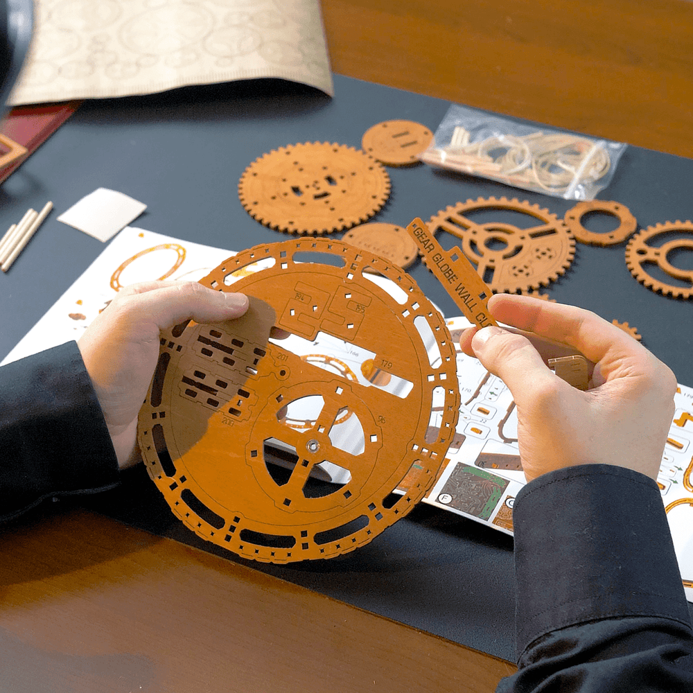 Wooden.City l Gear Globe Wanduhr l 3D Holzpuzzle - Lama Welt