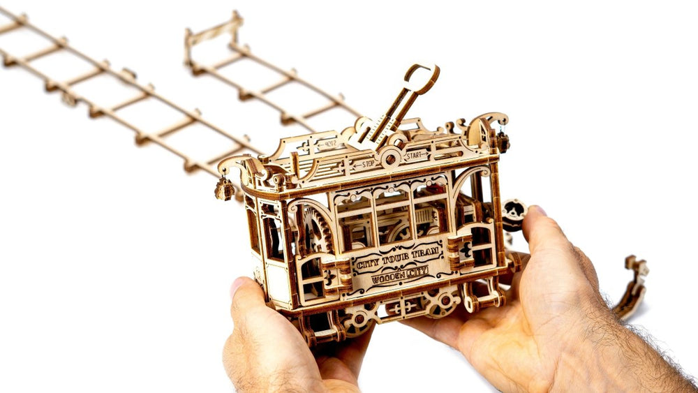 WOODEN.CITY – Straßenbahn Mit Gleisen | 3D Holzpuzzle - Lama Welt